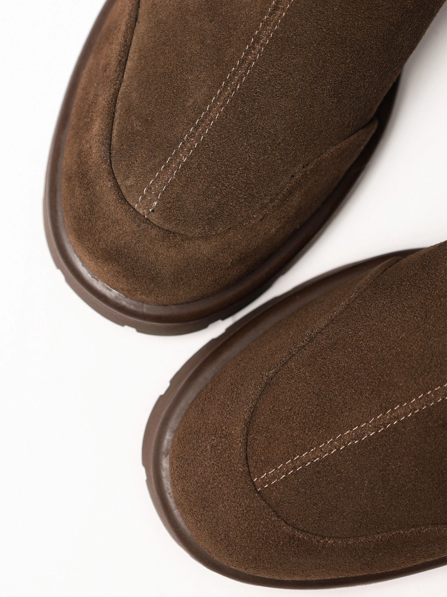 Ботинки темно-коричневого цвета на среднем каблуке